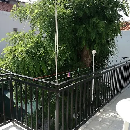 Arleta's Sunny Guest house *